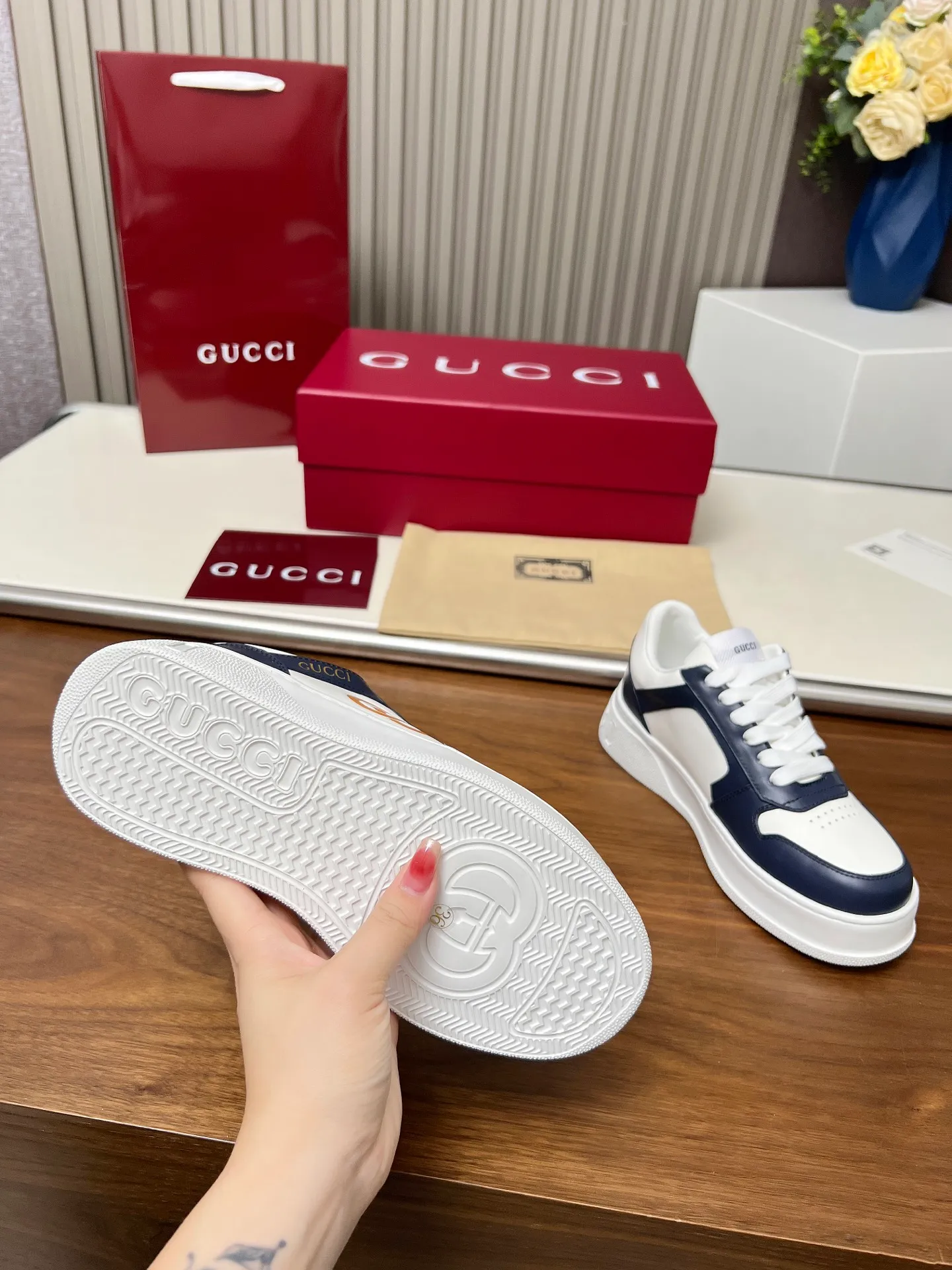 👟👟Ex-factory price 560👟👟Gucci casual sneakers, top version! Oil edge craftsmanship🌸🌸🌸1:1 reproduction. New model for early spring, creating a perfect style💣💣💣street style🔥🔥🔥Cool and stylish C-position fashionable outfit with retro and futuristic feel🌹🌹🌹Classic shoe shape, showing exquisite texture! Open mold to customize high-density outsole. Comes fully packaged. Size: Female 35-46. Fabric: Imported cowhide...men and women